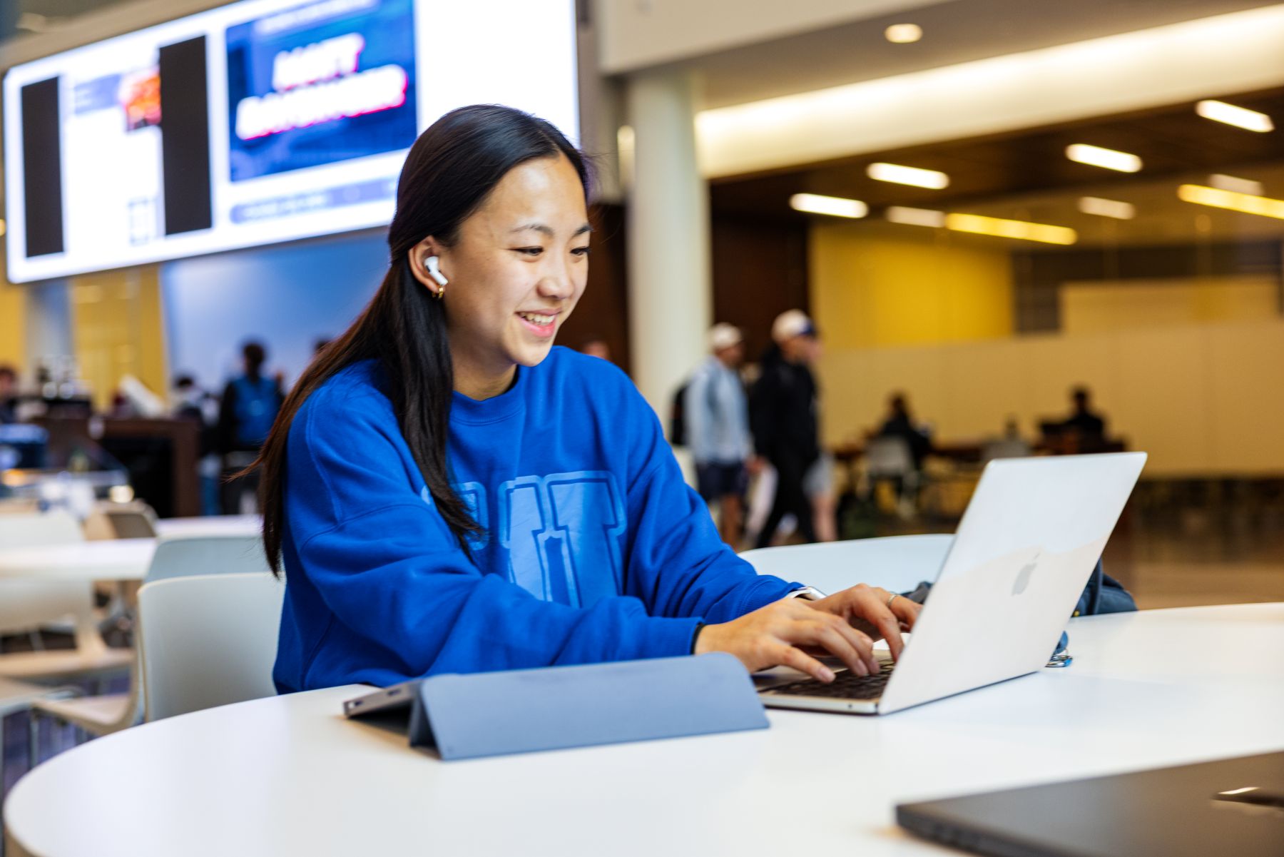 A University of Kansas student applies for an internship at a laptop in the KU School of Business.