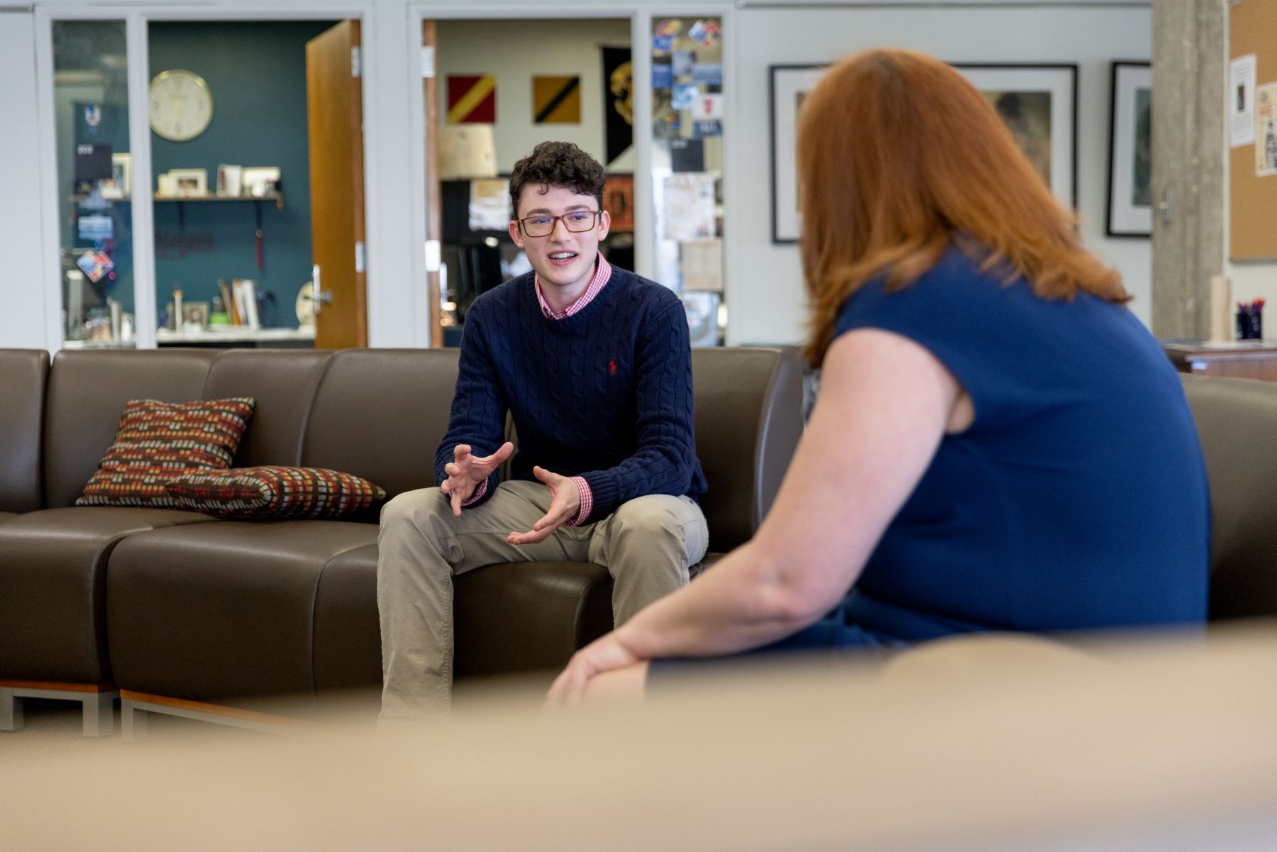 A University of Kansas student chats with an Exploratory Pathways advisor. 