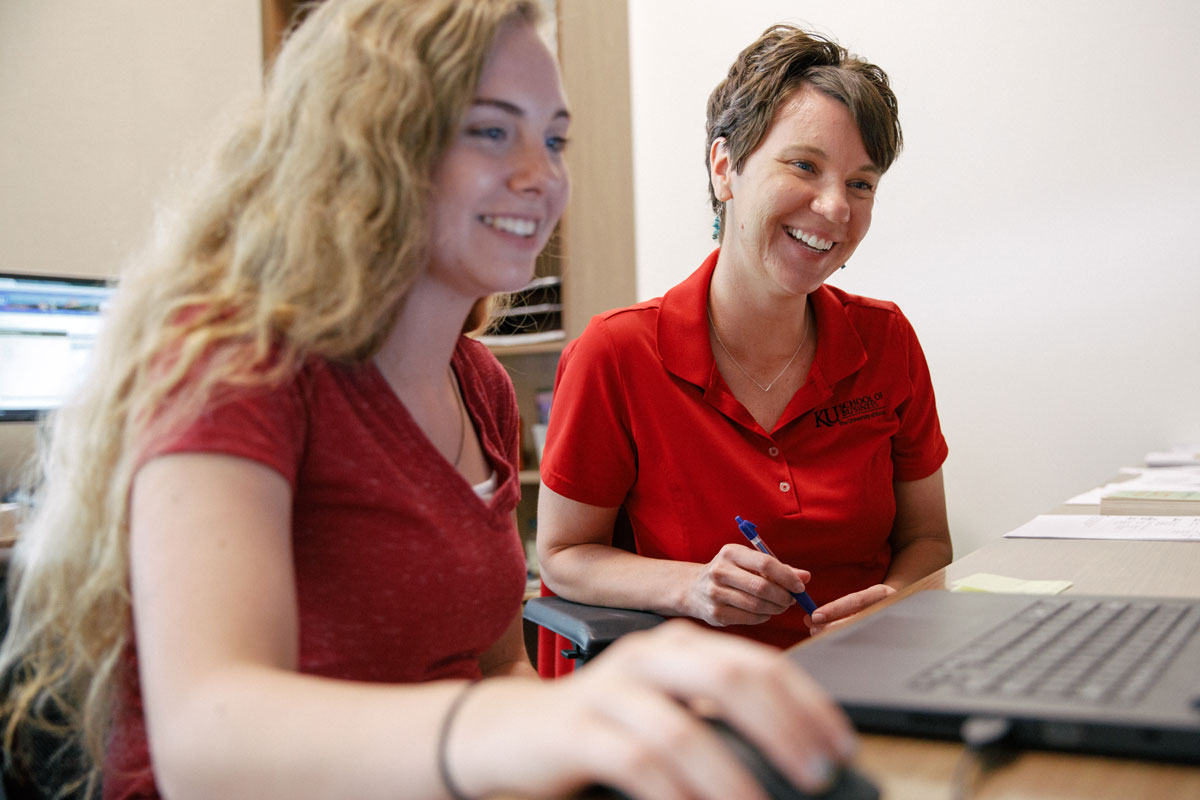 Student with advisor during summer orientation